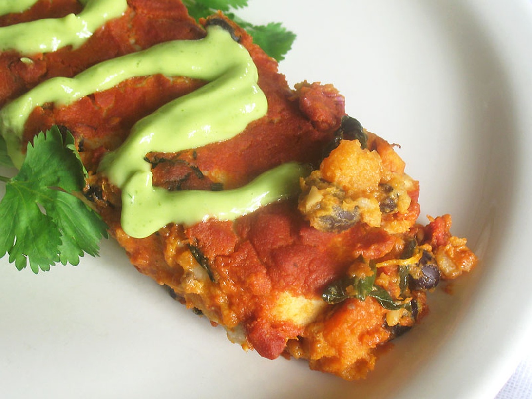 En vegansk, mexikanskinspirerad rätt med en krämig avokadosås och färsk koriander.